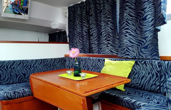 Houseboat Tip Top