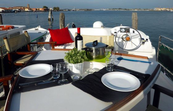 Houseboat Tip Top