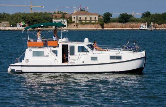 Houseboat Tip Top