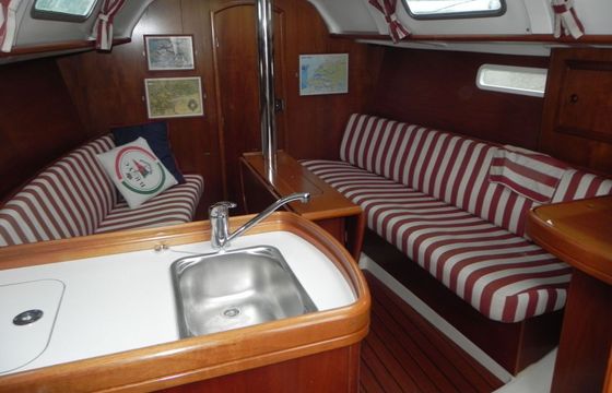 Sailboat Beneteau Oceanis 311 9.85m