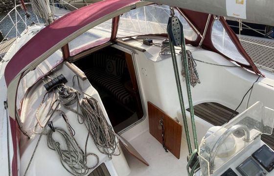 Sailboat Beneteau Oceanis 311 9.85m
