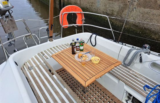 Sailboat Beneteau First 325 9.9m