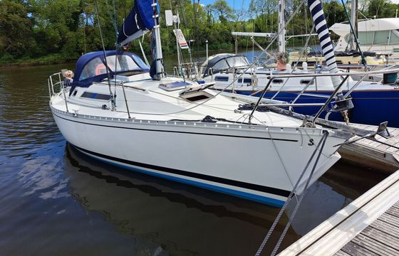 Sailboat Beneteau First 325 9.9m