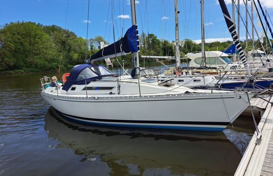 Sailboat Beneteau First 325 9.9m
