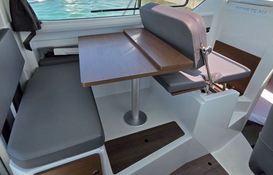 Motorboat Beneteau Antares 8 300hp
