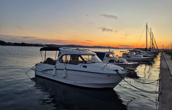 Motorboat Beneteau Antares 8 300hp
