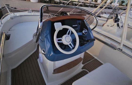 Motorboat INVICTUS Cappoforte fx200 150hp