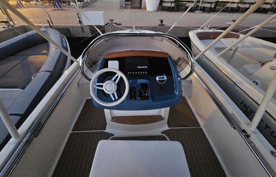 Motorboat INVICTUS Cappoforte fx200 150hp