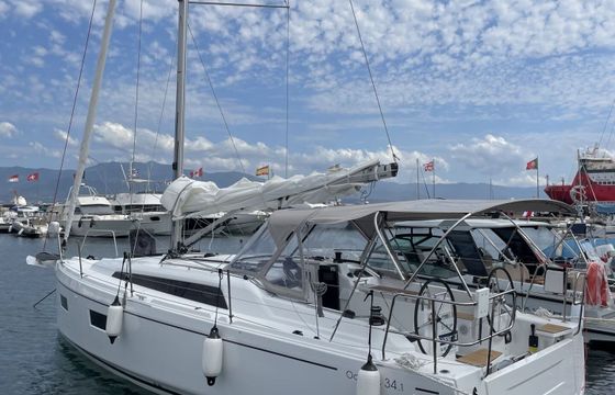 Sailboat BENETEAU OCEANIS 34.1 10m