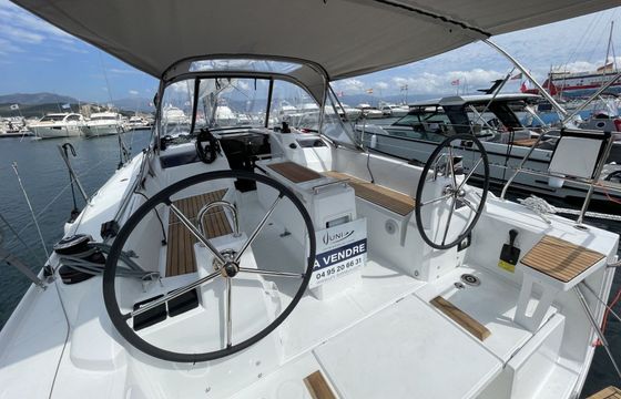 Sailboat BENETEAU OCEANIS 34.1 10m