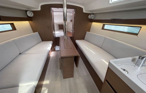 Sailboat BENETEAU OCEANIS 34.1 10m