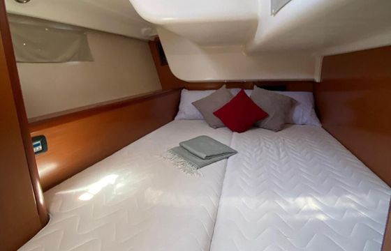 Sailboat Beneteau Oceanis 43 12.75m