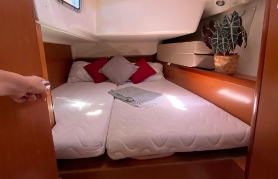 Sailboat Beneteau Oceanis 43 12.75m