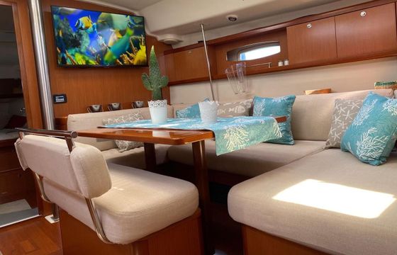 Sailboat Beneteau Oceanis 43 12.75m