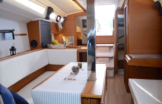 Sailboat JEANNEAU 349 10.34m
