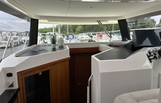 Motor yacht Delphia 1150 Yoyage 115hp