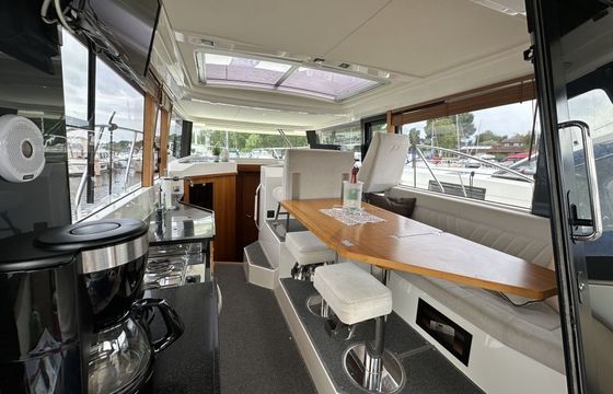 Motor yacht Delphia 1150 Yoyage 115hp