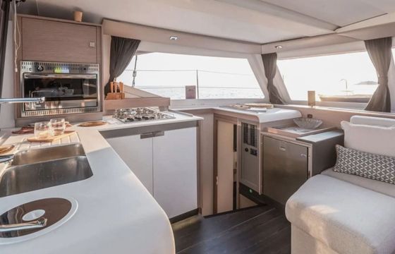 Catamaran Fontaine Pajot Isla 40 12m