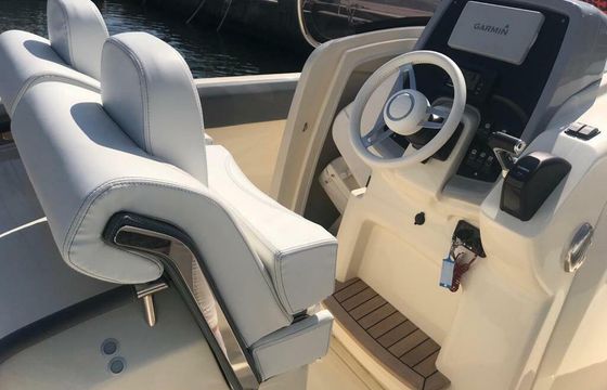 Motorboat Invictus 270 FX 300hp
