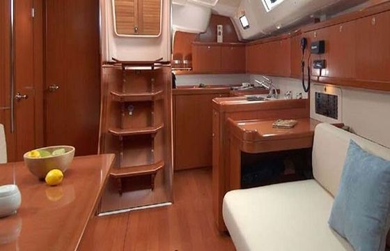 Sailboat BENETEAU OCEANIS 43 13.1m