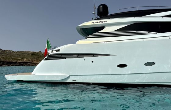 Motor yacht Pershing 90