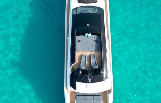 Motor yacht Pershing 90