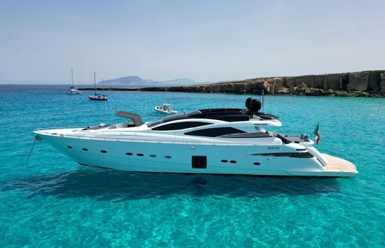 Motor yacht Pershing 90
