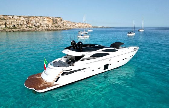 Motor yacht Pershing 90