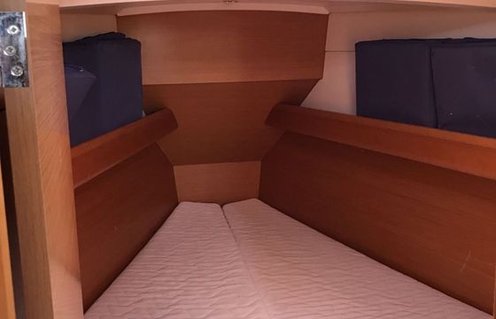 Sailboat JEANNEAU SUN ODYSSEY 379 Q 11.34m