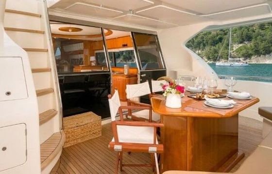 Motorboat Ferretti 730 Fly 2hp
