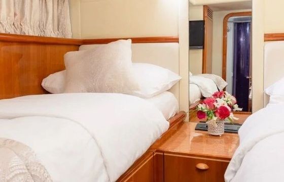 Motorboat Ferretti 730 Fly 2hp