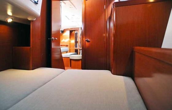 Sailboat Beneteau Oceanis 43 13.26m