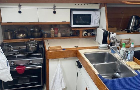 Sailboat Beneteau Océanis 350 10.6m
