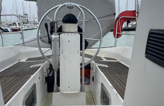 Sailboat Beneteau Océanis 350 10.6m