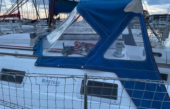 Sailboat Beneteau Océanis 350 10.6m