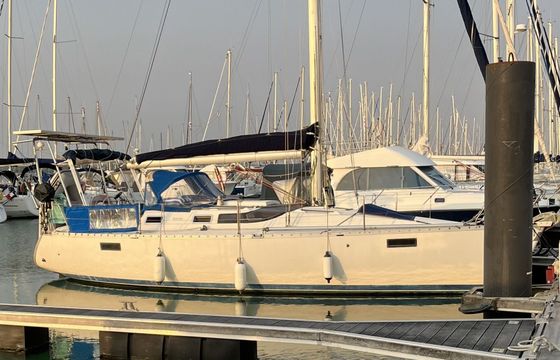 Sailboat Beneteau Océanis 350 10.6m