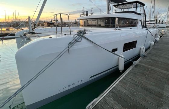 Catamaran Lagoon-Bénéteau Lagoon 42 - 3 + 1 cab. 12m