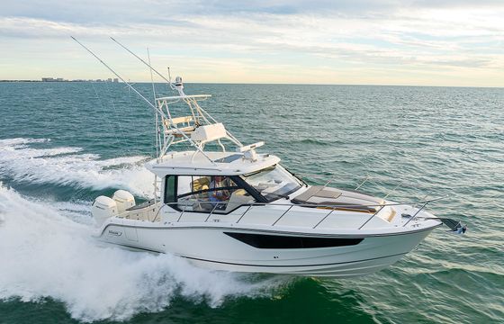 Boston Whaler 365 Conquest