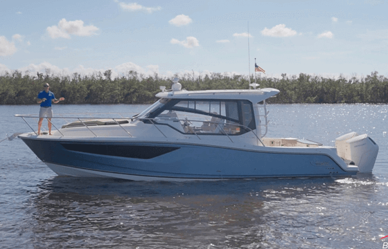 Boston Whaler 365 Conquest
