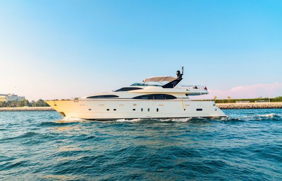Cozmo 90ft Yacht with Pool: Luxury Redefined