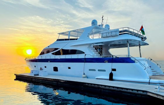 Cozmo 90ft Yacht with Pool: Luxury Redefined