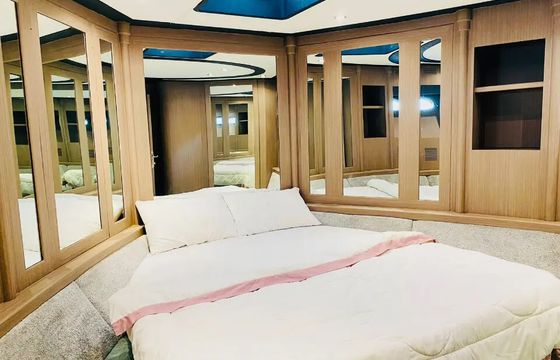 Duritti 95ft Jacuzzi Dubai Yacht Rental - Luxury