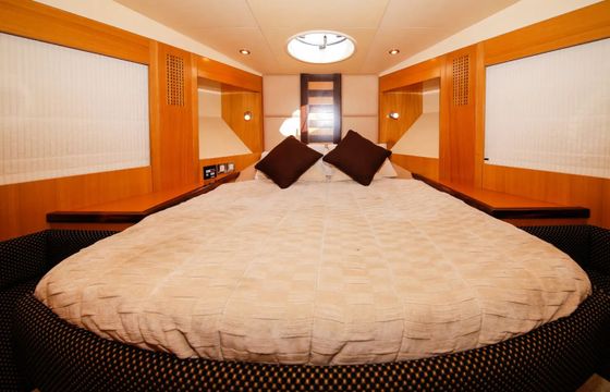 Majesty 48ft Yacht For Rent In Dubai - Luxury