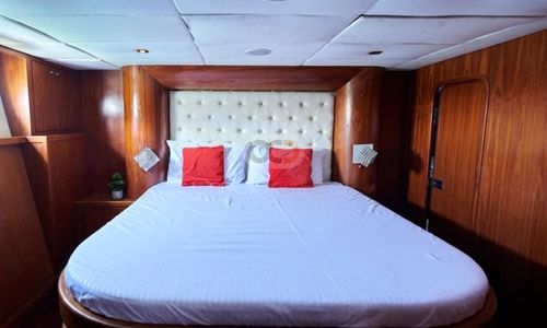 Majesty 75ft Yacht