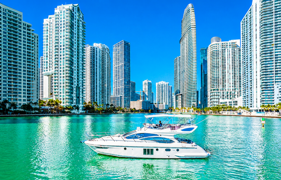 Beautiful Azimut 55 Fly—3 bedrooms, 2 bathrooms, a spacious flybridge