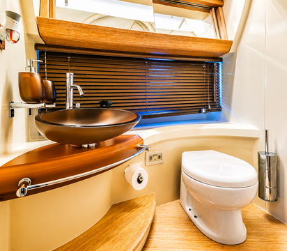 Beautiful Azimut 55 Fly—3 bedrooms, 2 bathrooms, a spacious flybridge