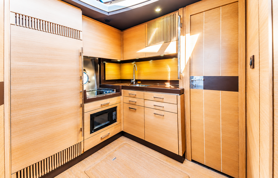 Beautiful Azimut 55 Fly—3 bedrooms, 2 bathrooms, a spacious flybridge
