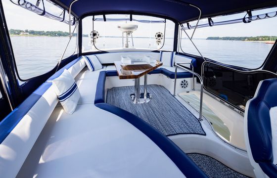 Glen Cove, NY - Private Yacht Charter - 43' Azimut Flybridge