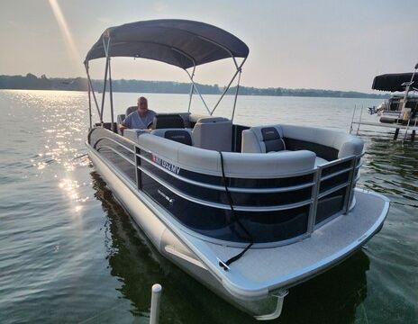 Easy Cruising on Silver Lake – 21ft Harris Pontoon