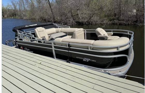 Sun Tracker 20 DLX  Pontoon in Antioch, IL- Great Comfortable